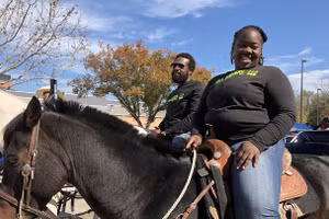 Cưỡi ngựa bỏ phiếu bầu cử được xem là "rất phong cách"