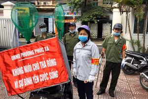 Đội bắt chó thả rông phòng bệnh dại ở phường Phúc Xá, quận Ba Đình. Ảnh: Minh Hải. 