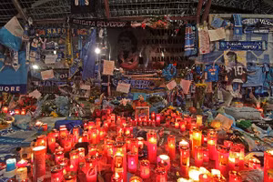 Tưởng niệm huyền thoại bóng đá Maradona.