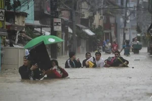 Siêu bão Vamco gây ngập lụt lớn ở Philippines.