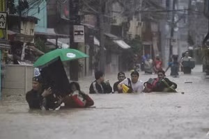 Siêu bão Vamco gây ngập lụt lớn ở Philippines.
