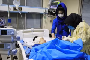 Nạn nhân của vụ đánh bom được đưa vào bệnh viện.