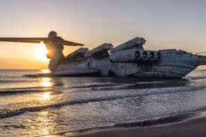 Hình ảnh chiếc ekranoplan trên bãi biển.