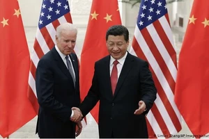 Ông Joe Biden và Chủ tịch Trung Quốc Tập Cận Bình (phải).