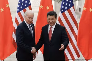 Ông Joe Biden và Chủ tịch Trung Quốc Tập Cận Bình (phải).