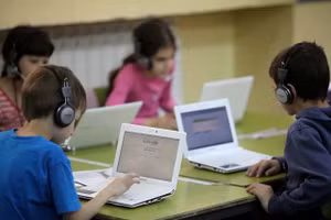 HS Israel học với máy tính xách tay.