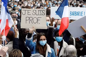 Người dân Pháp xuống đường tưởng niệm thầy giáo Samuel Paty.