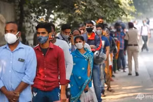 Xếp hàng chờ xét nghiệm Covid-19 ở New Delhi, Ấn Độ.