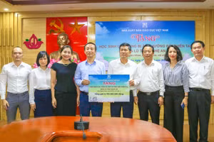 Nhà xuất bản Giáo dục Việt Nam trao tặng sách giáo khoa, bài tập, tham khảo, đồ dùng... cho học sinh vùng lũ lụt tỉnh Nghệ An với tổng trị giá 700 triệu đồng.