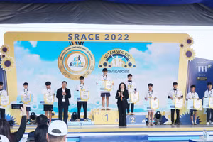 Thứ trưởng Bộ GD&ĐT Ngô Thị Minh và Giám đốc Sở GD&ĐT Nghệ An ông Thái Văn Thành trao thưởng cho 10 cá nhân là nam học sinh THCS chạy cự ly 1,5km.