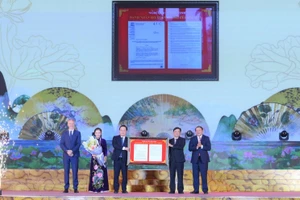 Trưởng Đại diện UNESCO tại Việt Nam trao Nghị quyết tôn vinh nữ sĩ Hồ Xuân Hương cho phía Việt Nam.