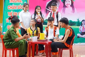 Sân khấu hóa tuyên truyền phòng chống tảo hôn tại trường học vùng cao Nghệ An.