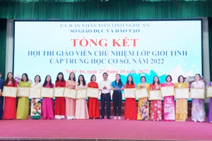 Khen thưởng cho cá nhân có thành tích xuất sắc tại hội thi giáo viên chủ nhiệm giỏi tỉnh Nghệ An cấp THCS năm 2022.