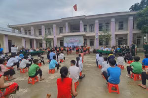 Ra mắt mô hình "Đồng hành cùng ký túc xá vùng biên" cho trò Đan Lai tại Trường THCS Môn Sơn, huyện Con Cuông, Nghệ An.