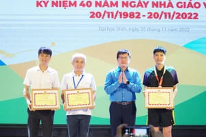 Ông Nguyễn Ngọc Ân – Chủ tịch CĐGD Việt Nam tặng Bằng khen cho các đơn vị giành giải Nhất, Nhì, Ba toàn đoàn tại Hội thao Người giáo viên nhân dân toàn quốc năm 2022.