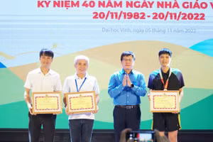 Ông Nguyễn Ngọc Ân – Chủ tịch CĐGD Việt Nam tặng Bằng khen cho các đơn vị giành giải Nhất, Nhì, Ba toàn đoàn tại Hội thao Người giáo viên nhân dân toàn quốc năm 2022.