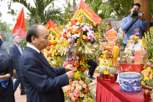 Chủ tịch nước Nguyễn Xuân Phúc dâng hương tưởng niệm nữ sĩ Hồ Xuân Hương tại quê hương của bà ở làng Quỳnh Đôi, huyện Quỳnh Lưu, Nghệ An.