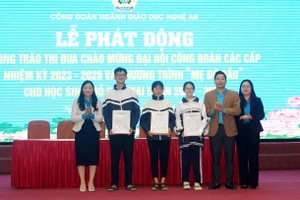 Công đoàn ngành Giáo dục Nghệ An trao quà hỗ trợ học sinh khó khăn.