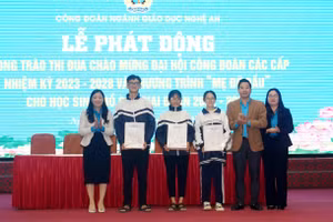 Công đoàn ngành Giáo dục Nghệ An trao quà hỗ trợ học sinh khó khăn.