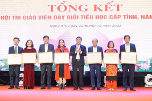 Giám đốc Sở GD&ĐT Nghệ An khen thưởng cho các tập thể đạt thành tích xuất sắc tại Hội thi giáo viên dạy giỏi tiểu học cấp tỉnh năm 2022.