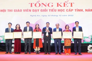 Giám đốc Sở GD&ĐT Nghệ An khen thưởng cho các tập thể đạt thành tích xuất sắc tại Hội thi giáo viên dạy giỏi tiểu học cấp tỉnh năm 2022.