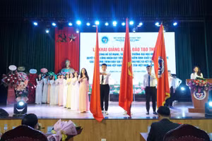 Tân sinh viên khóa 63 Trường ĐH Vinh tuyên thệ trong lễ khai giảng năm học mới 2022-2023.