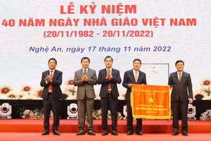 Ông Thái Thanh Quý - Bí thư tỉnh ủy Nghệ An thừa ủy quyền trao Cờ thi đua của Thủ tướng Chính phủ cho Sở GD&ĐT Nghệ An vì đã có thành tích xuất sắc trong phong trào thi đua năm 2021.