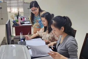 Cán bộ Trường ĐH Vinh rà soát lại danh sách thí sinh đăng ký thi IELTS tại trường để kịp thời thông báo tin tức mới về kỳ thi.