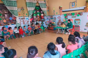 Cô Hoàng Thị Yến và học sinh lớp mẫu giáo ghép 4+5 tuổi tại điểm bản Tả Kố Khừ, trường Mầm non Sín Thầu.