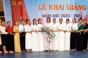 Tập thể giáo viên nhà trường chụp ảnh lưu niệm.