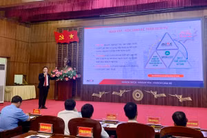 Đại diện Công ty Cổ phần Misa báo cáo chuyên đề nền tảng số để chuyển đổi số cho doanh nghiệp vừa và nhỏ; hợp tác xã.