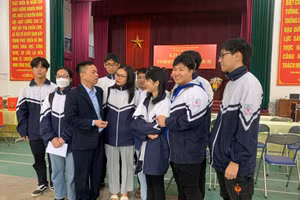 Ông Nguyễn Văn Đoạt (áo đen bên trái) trò chuyện, động viên các thí sinh.