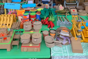 Nhiều đồ chơi bền, đẹp được tận dụng từ các nguyên vật liệu sẵn có tại địa phương.