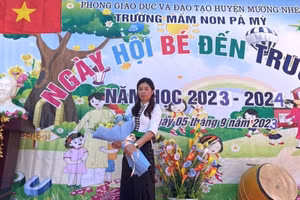 Cô Phượng chụp ảnh lưu niệm.