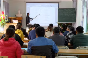 Ông Vì A Hao đang đứng lớp truyền dạy chữ Mông cho cán bộ thị trấn huyện Tủa Chùa.