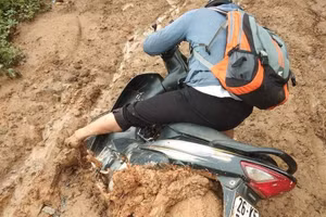 Một buổi lên trường của giáo viên cắm bản ở Sơn La (Ảnh: Quàng Văn Thật).