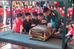 Các bé trải nghiệm làm chú bộ đội.