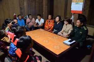 Các cán bộ xã, biên phòng, trường tiểu học trên địa bàn xã Phìn Hồ cùng phối hợp tuyên truyền người dân tham gia lớp học XMC.