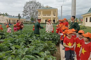 Các bé tham quan khu tăng gia.