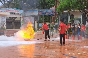 Giáo viên thực hành dập lửa.