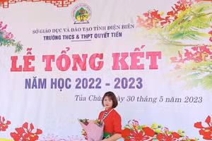 Cô giáo Nguyễn Thị Hải chụp ảnh lưu niệm nhân Lễ Tổng kết năm học 2022 - 2023.