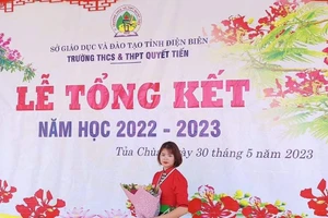 Cô giáo Nguyễn Thị Hải chụp ảnh lưu niệm nhân Lễ Tổng kết năm học 2022 - 2023.