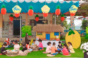 Trẻ làm quen với sách.