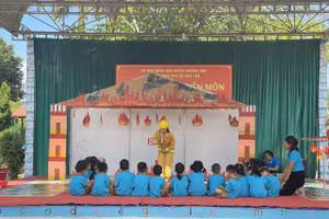 Cô và trò nhà trường trong chuyên đề.