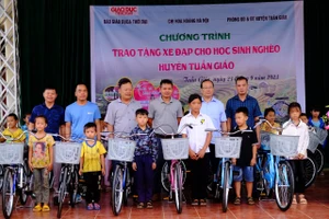 Trao 70 chiếc xe đạp cho học sinh có hoàn cảnh khó khăn tại huyện Tuần Giáo.