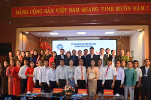 Các đại biểu chụp ảnh lưu niệm với lưu học sinh.