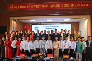 Các đại biểu chụp ảnh lưu niệm với lưu học sinh.