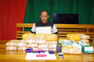 Lầu A Ly cùng tang vật tại cơ quan chức năng.