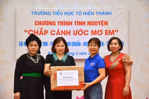 Trao quà cho trường TH&THCS Minh Chuẩn.