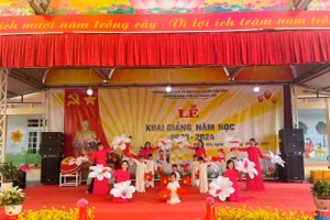 Tiết mục văn nghệ do cô trò nhà trường thực hiện.